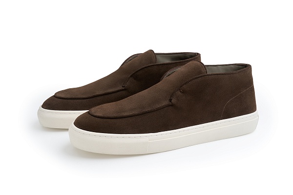 Коричневые замшевые сити лоферы на белой сникеровой подошве